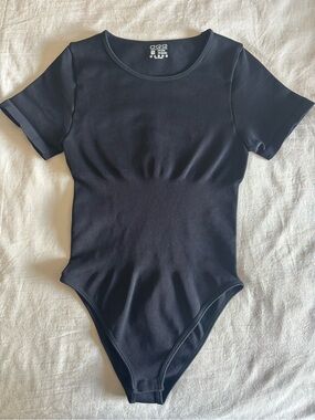 OQQ Black Short Sleeve Seamless Bodysuit | Size M